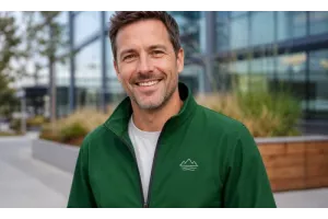 Softshell personalizzata: quando preferire il ricamo alla stampa